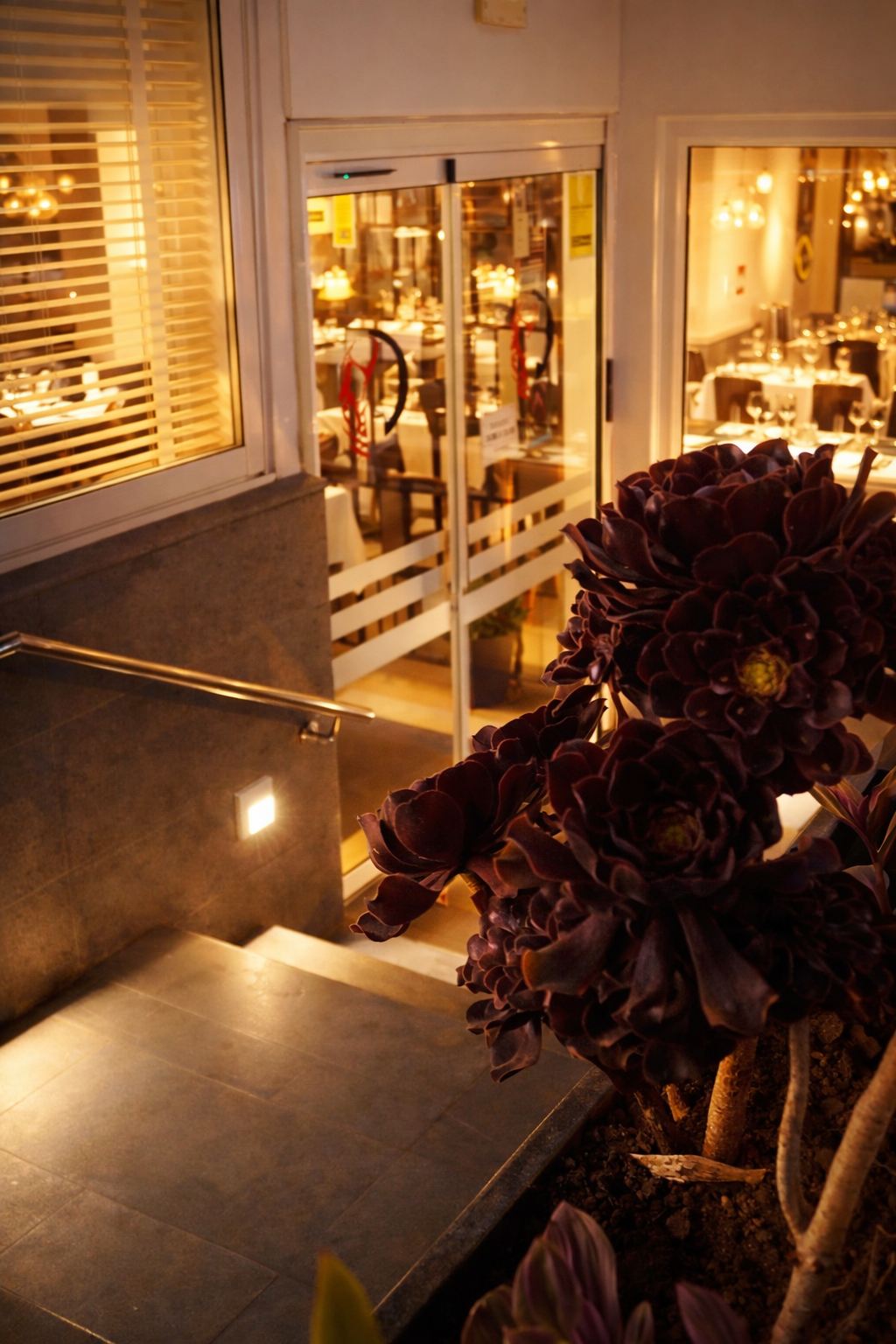 Entrada del restaurante Rías Bajas con plantas y vista a la sala interior