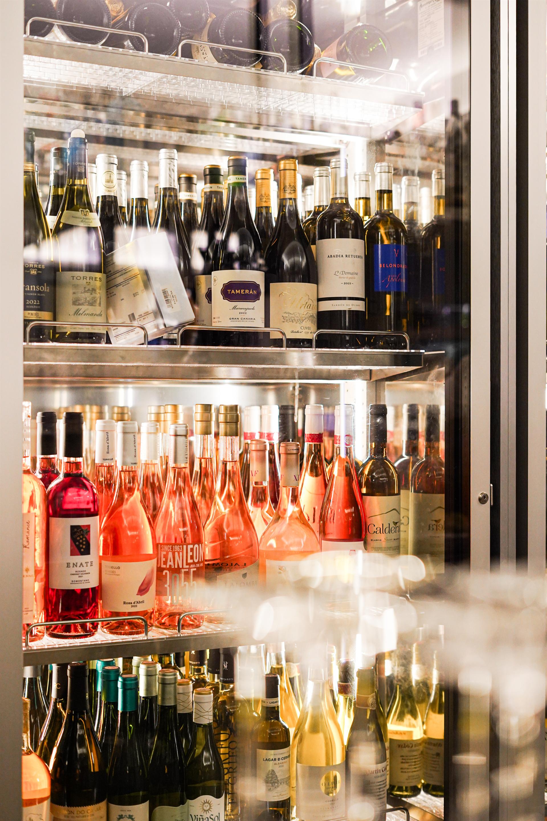 Bodega de Rías Bajas con selección de vinos blancos, rosados y tintos