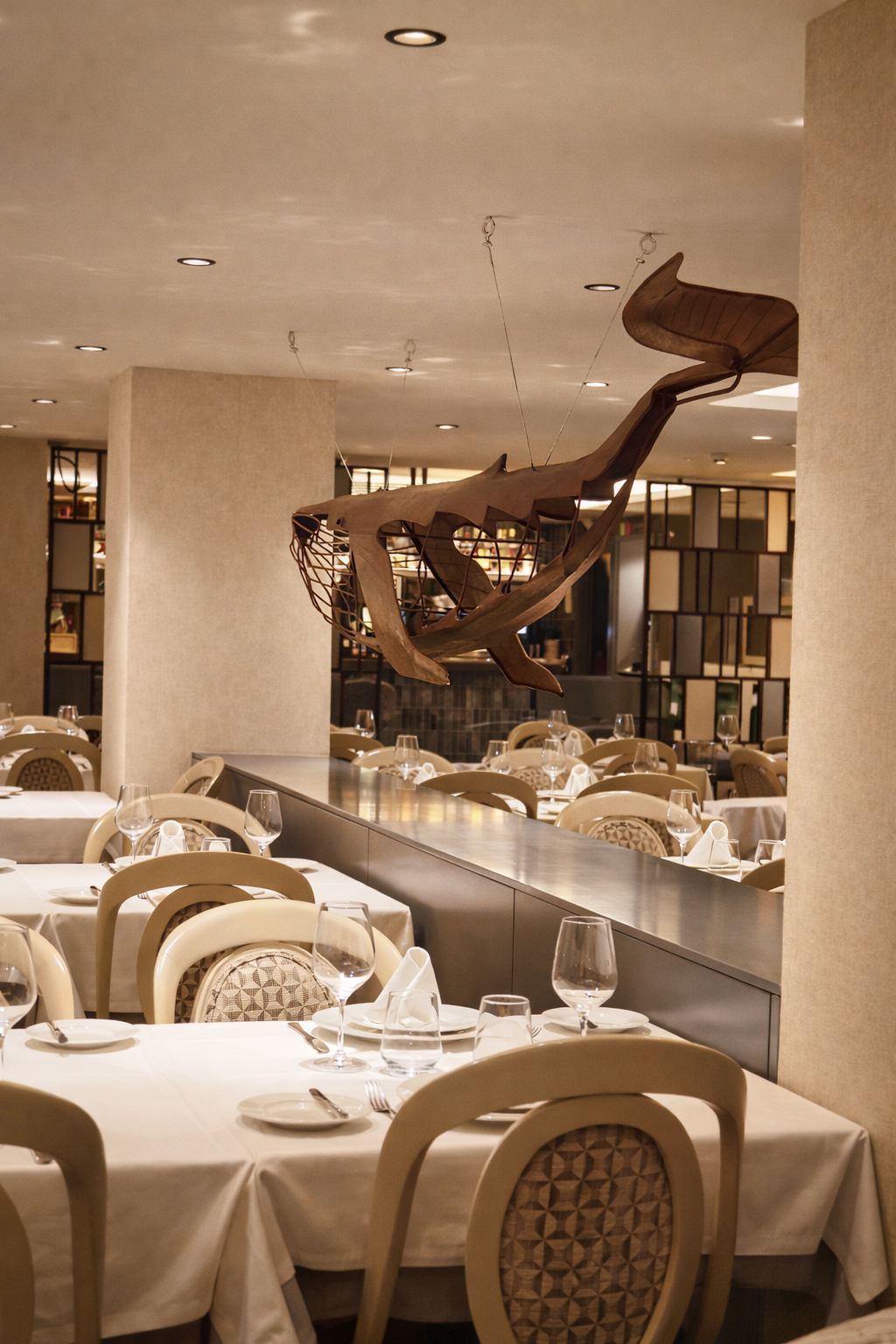 Sala del restaurante Rías Bajas con mesa preparada y luz cálida