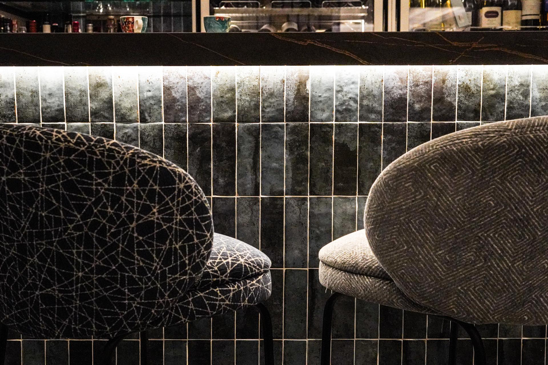 Detalle de la barra del restaurante Rías Bajas con azulejos verde botella
