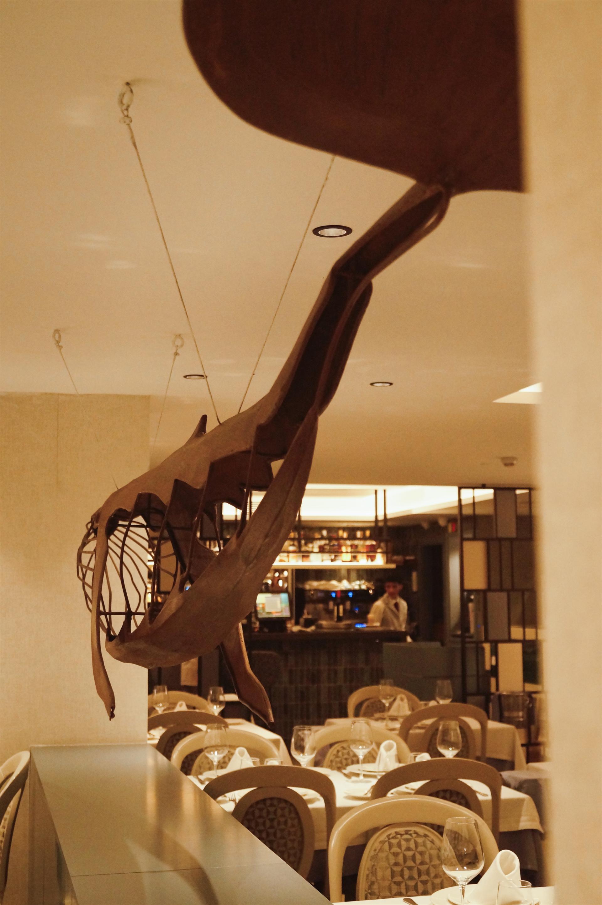 Detalle de la sala con escultura artística suspendida del techo