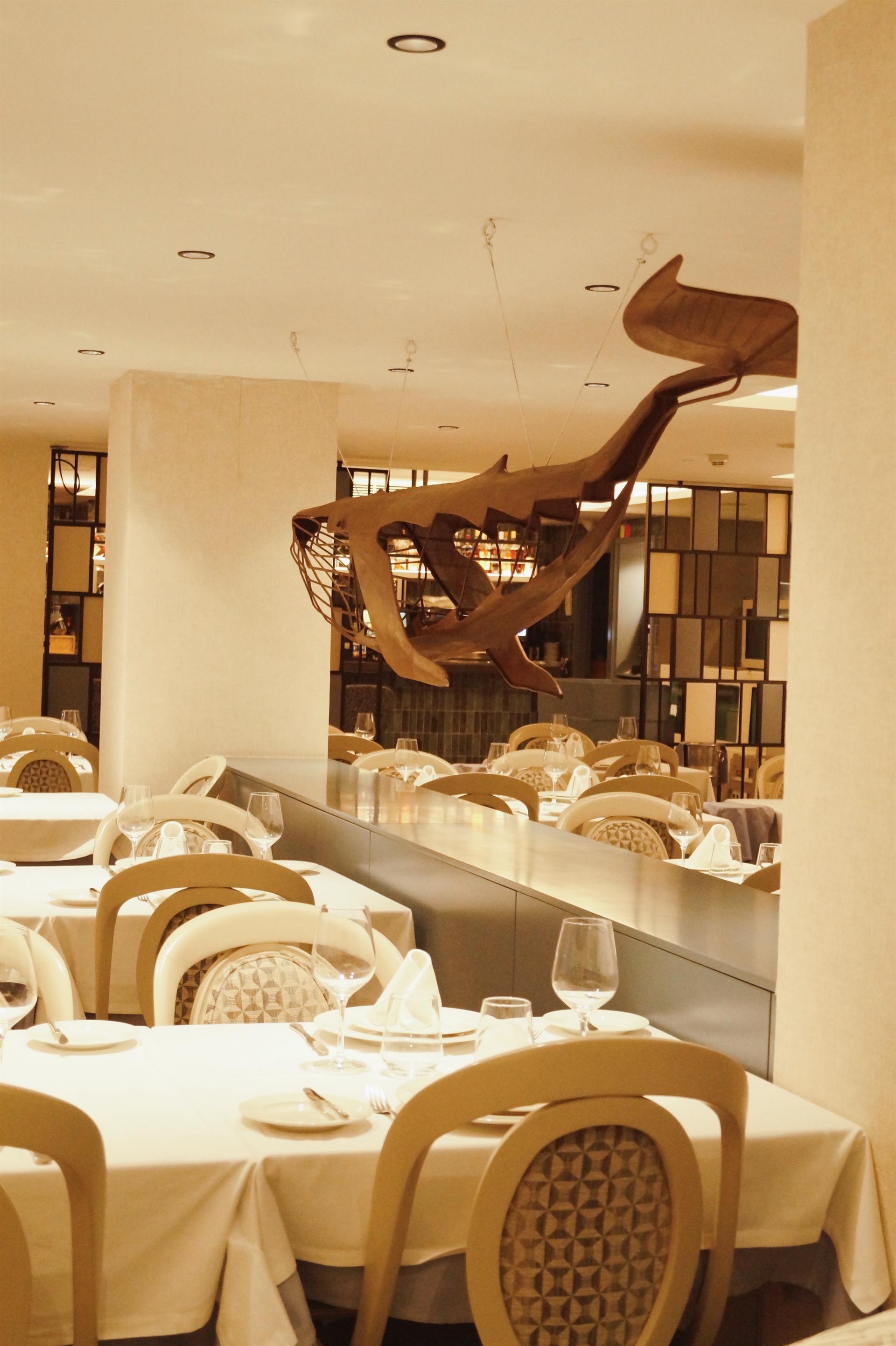 Vista amplia de la sala del restaurante Rías Bajas con mesas preparadas