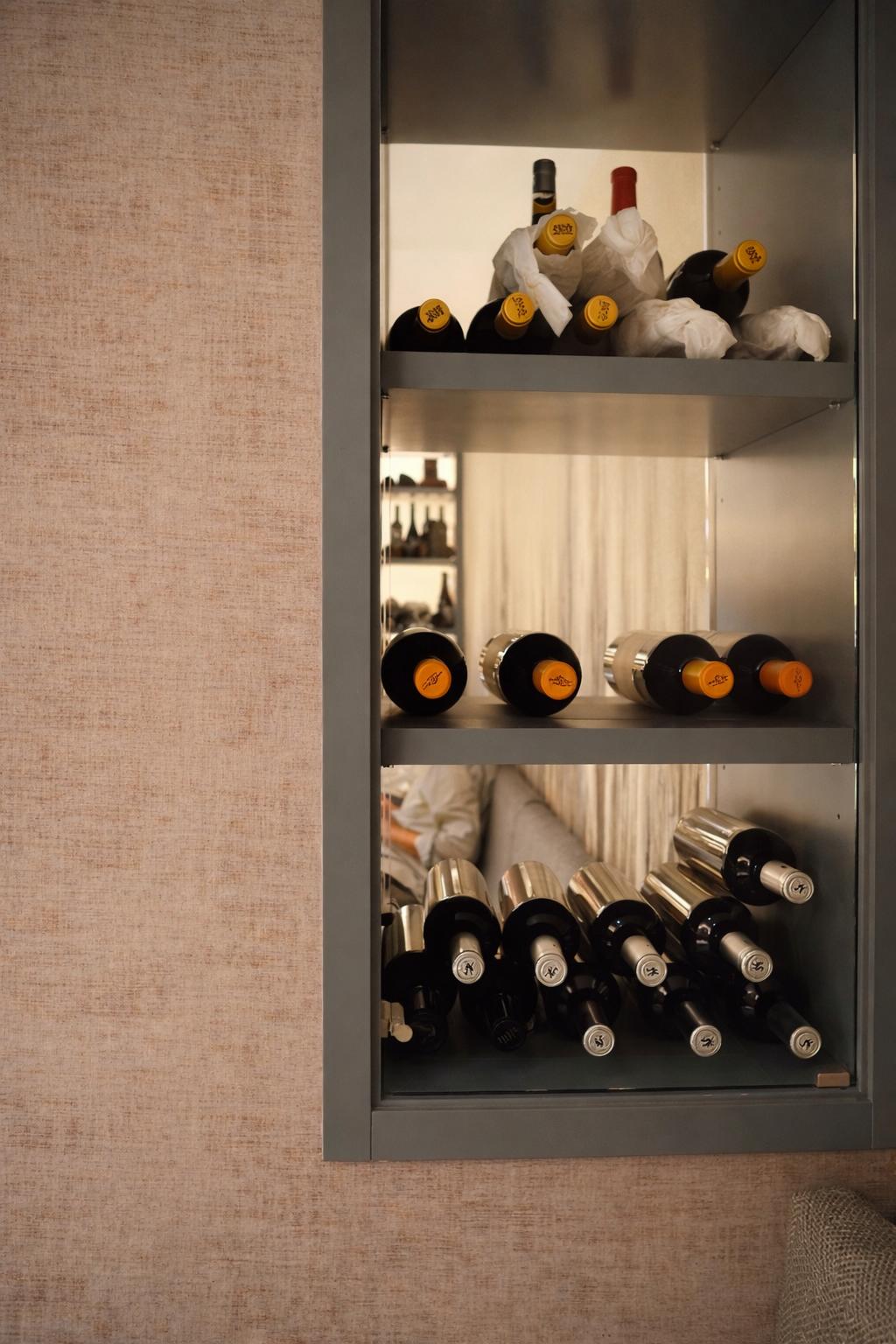 Vinoteca vertical con botellas seleccionadas de la bodega de Rías Bajas